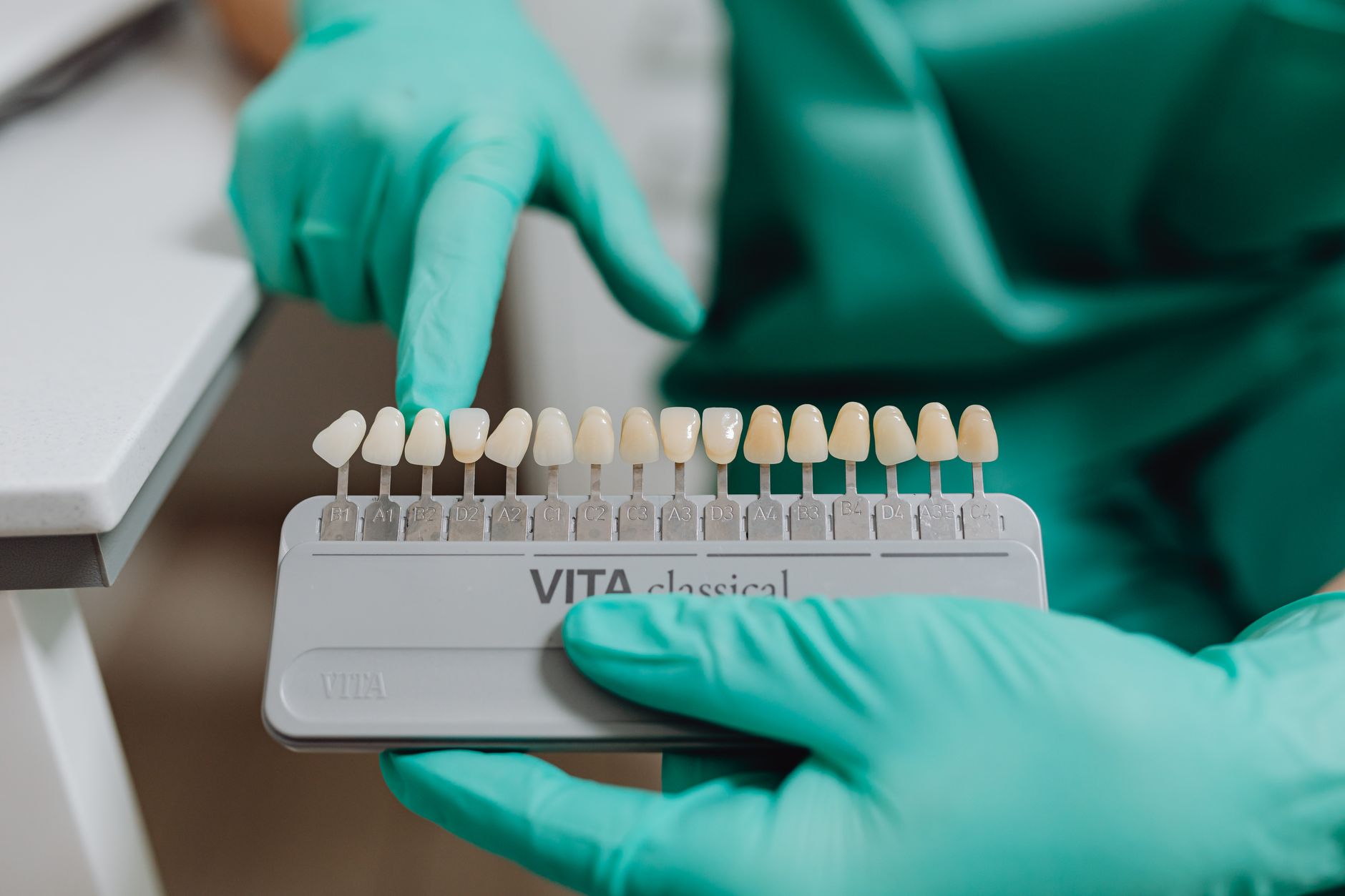 E-max Veneer ve Zirkonyum Kaplama Farkları
