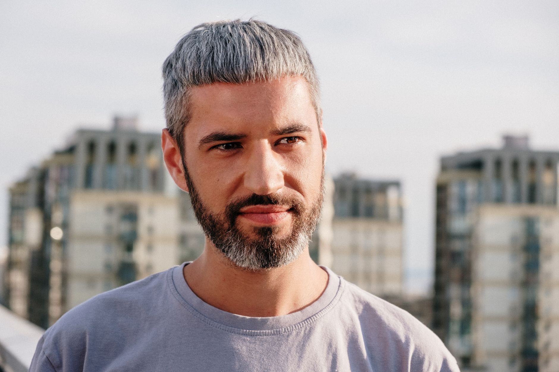 تذاكر الطيران والفندق ضمن باقة زراعة الشعر الشاملة